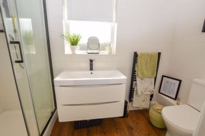 Ensuite- click for photo gallery
